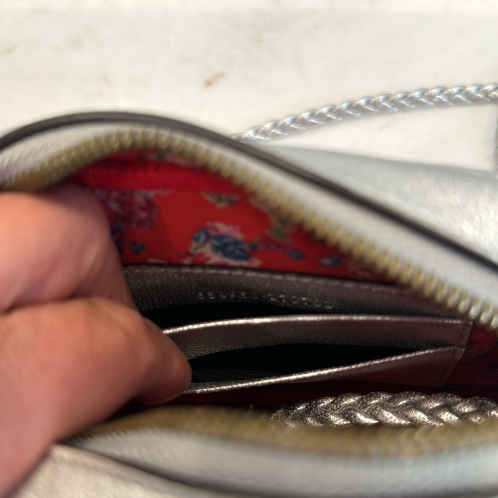 Silver Quilted GG Logo Crossbody NWOT - Picture 5 of 6